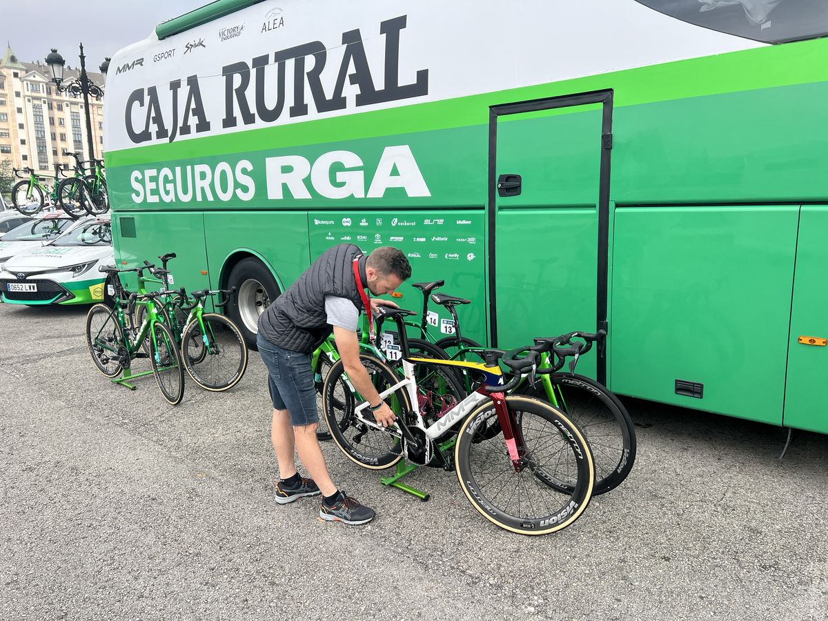 SG Bikes Services como mecánico oficial del equipo Caja Rural - Seguros RGA