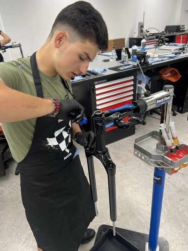 Mecánico trabajando en el taller