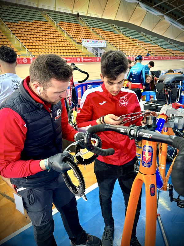 Sergio trabajando en el velódromo con joven ciclista