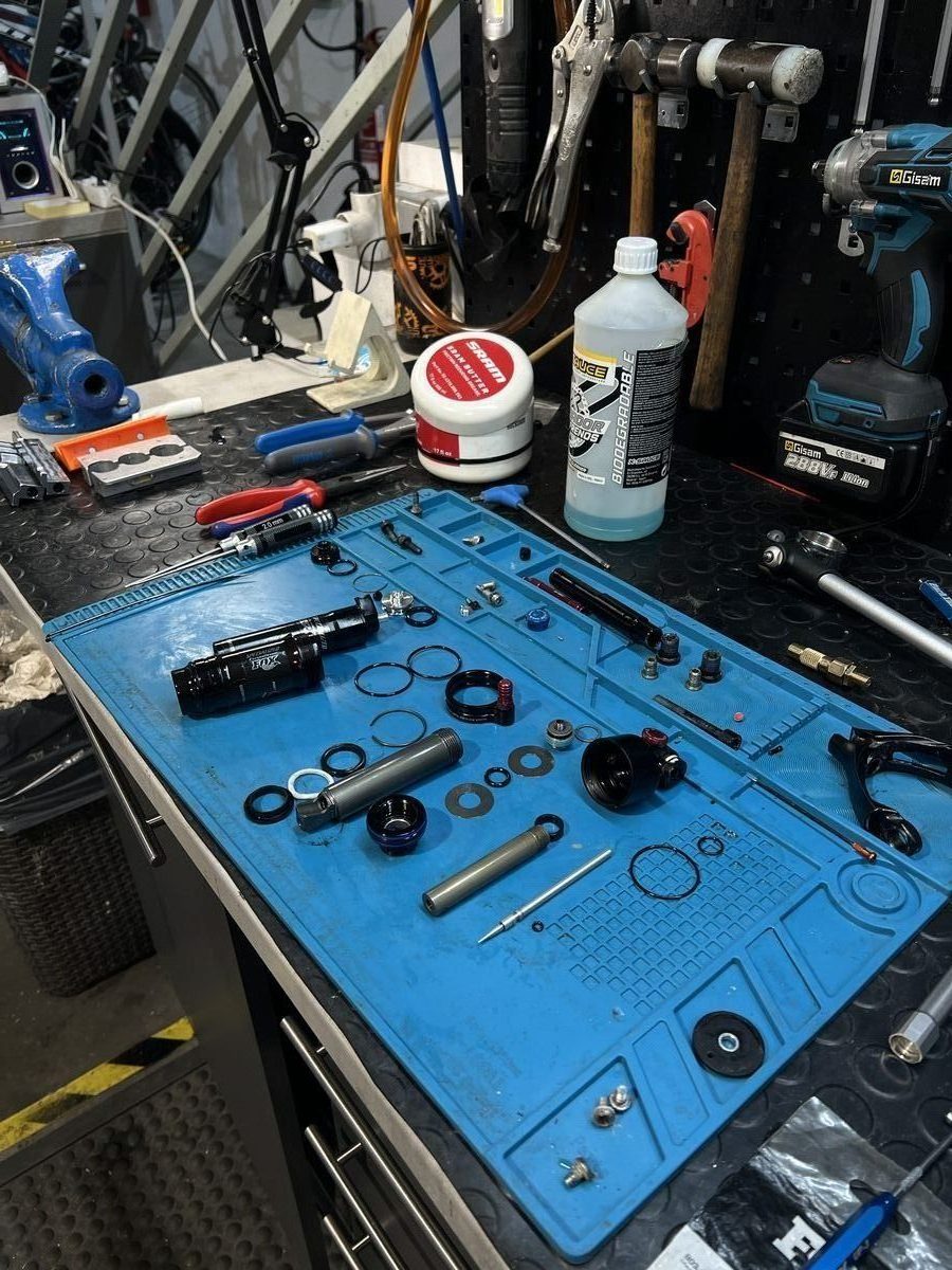 Servicio de suspensiones - piezas desmontadas