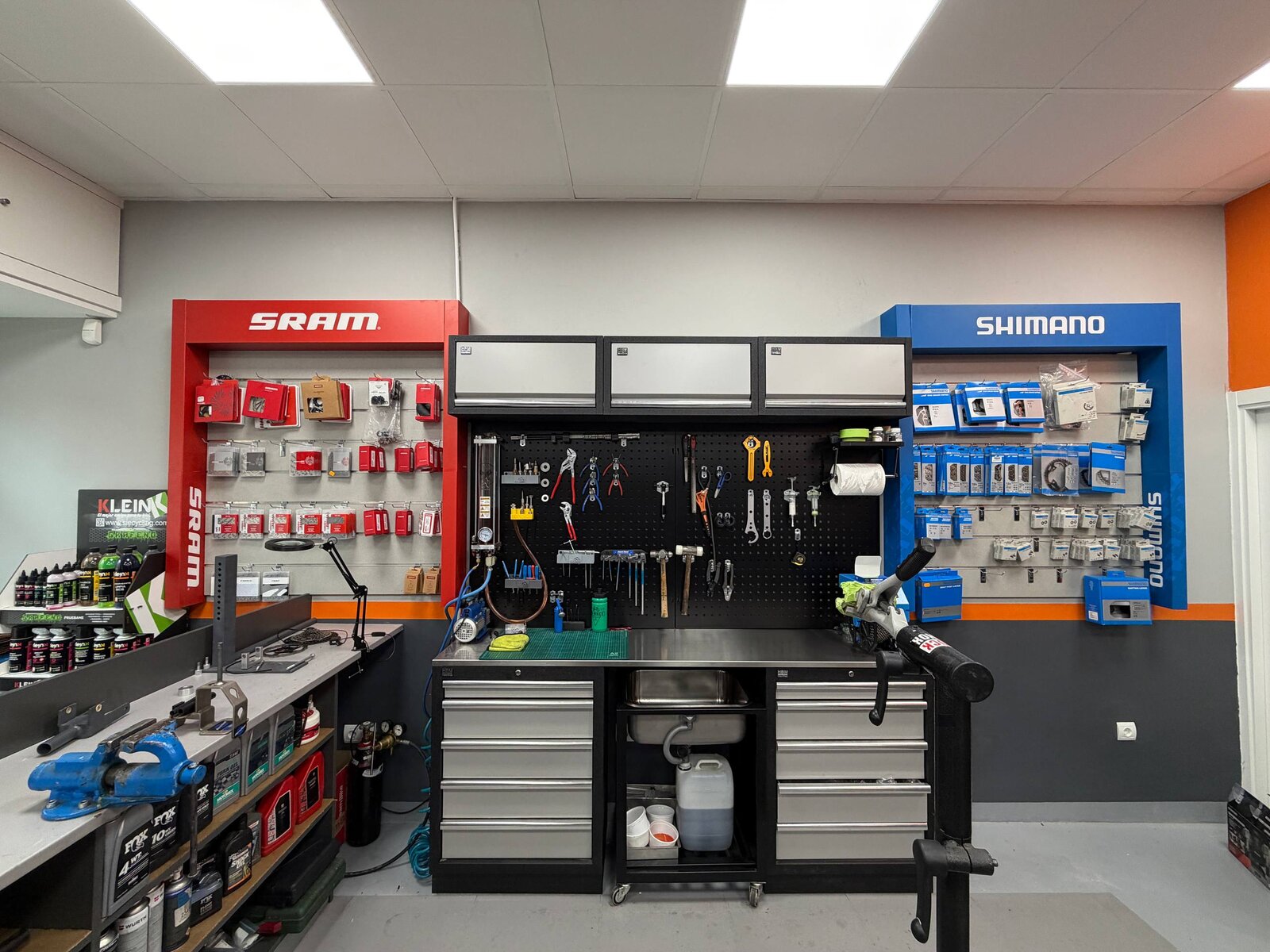 Banco de trabajo profesional con repuestos SRAM y Shimano