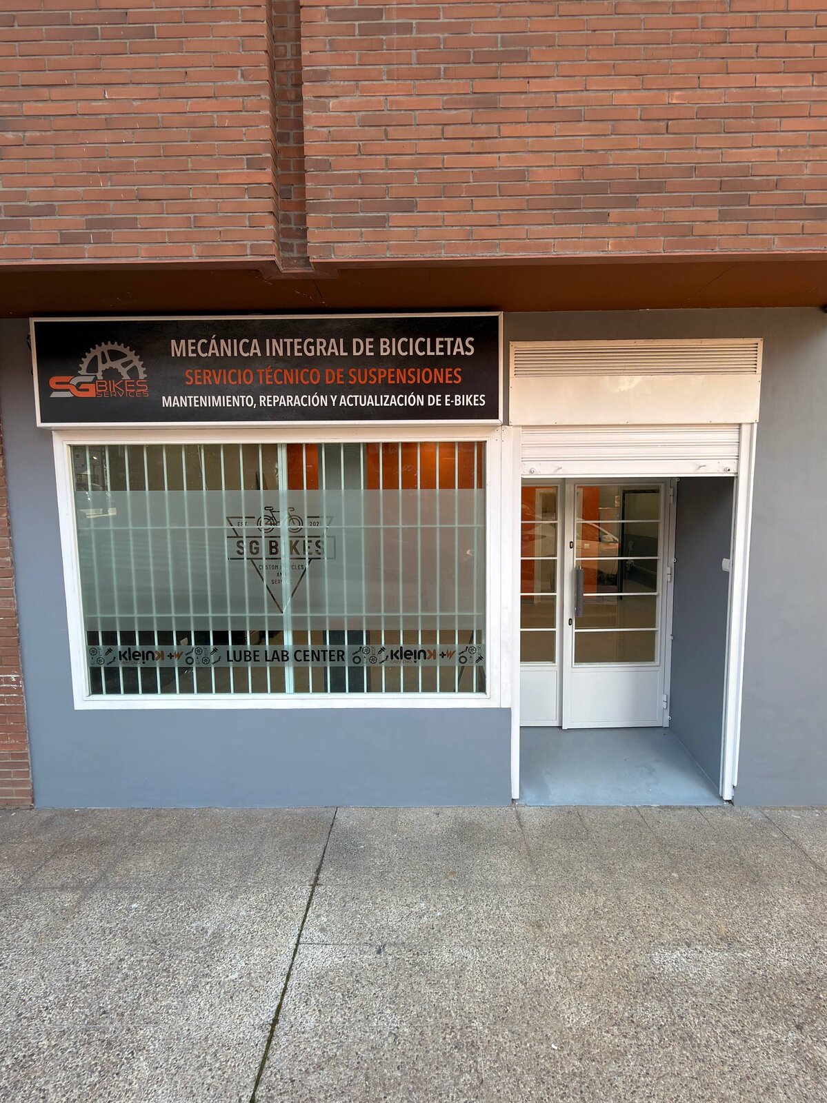 Fachada del taller SG Bikes Services en Alcorcón