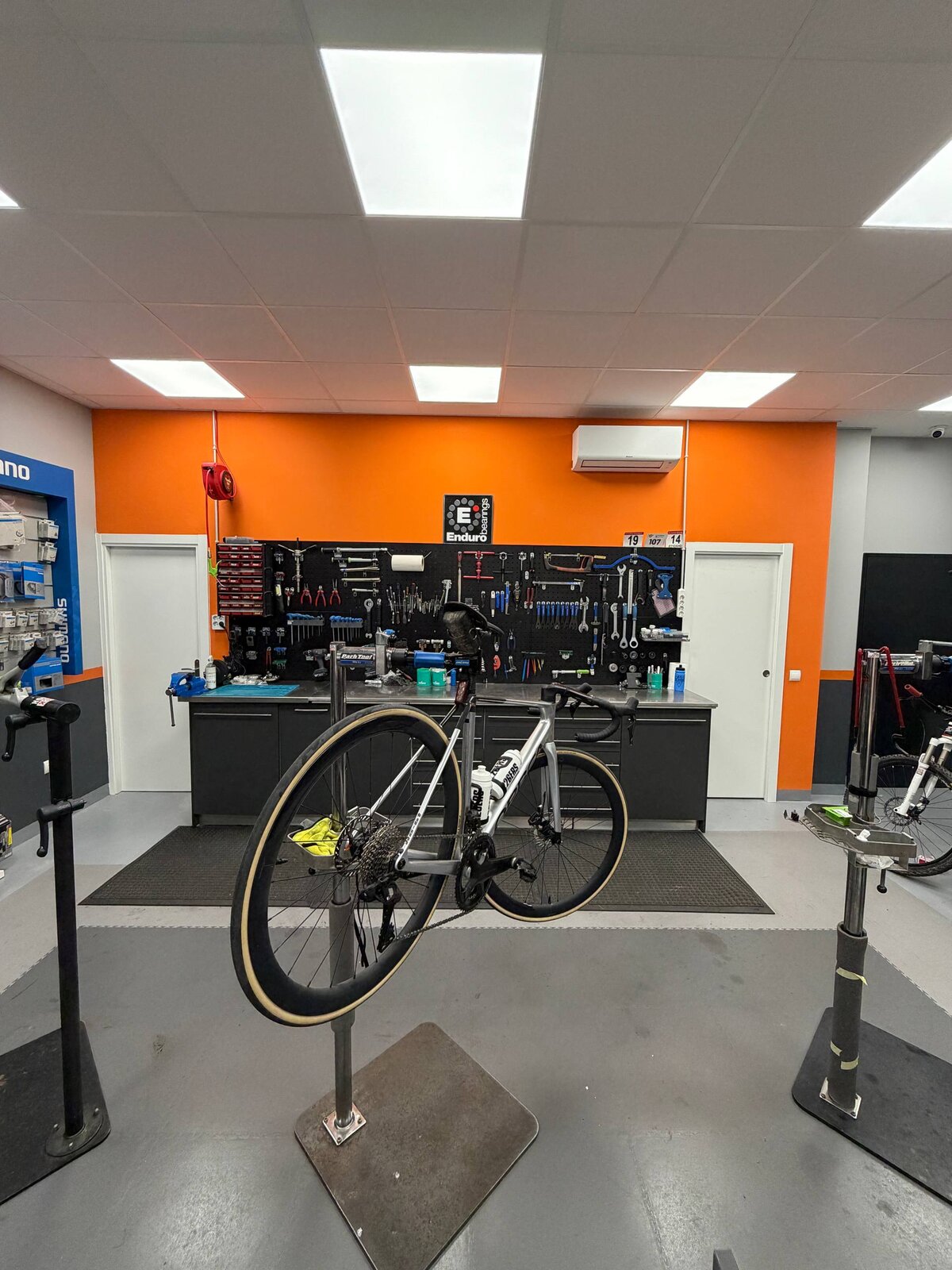 Interior del taller SG Bikes Services — zona de trabajo con herramientas profesionales